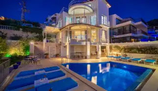 Kalkan’ın sakin ve prestijli bölgelerinden biri olan Kışla Mevkii'nde yer alan Villa Siri, deniz manzarası, modern tasarımı ve plaja sadece 100 metre yürüme mesafesi ile mükemmel bir tatil deneyimi sunuyor.