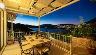 Kalkan’ın sakin ve prestijli bölgelerinden biri olan Kışla Mevkii'nde yer alan Villa Siri, deniz manzarası, modern tasarımı ve plaja sadece 100 metre yürüme mesafesi ile mükemmel bir tatil deneyimi sunuyor.