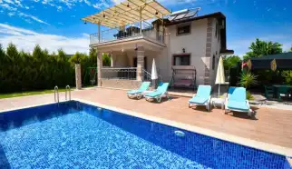 Villa Ahududu Fethiye Kayaköy de mevkiisin de konumlanan yedi kişilik konaklama kapasiteli dört yatak odalıdır Özel havuzlu ve korunaklı yapıdadır. 