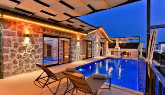 Antalya Kaş Kalkan Akbel konumunda yer alan iki kişi kapasiteli balayı ve tatil villasıdır.Havuzu muhazafakar olan villamız kısmi  deniz manzarası bulunmaktadır.