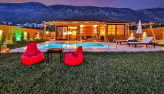 Antalya Kaş Gökseki mevkisinde konumlanan Villa Baby Rose bir yatak odalı iki kişi kapasiteli balayı villası ve aile için dizayn edilmiş şık doğa ile iç içe konumlanmıştır. Doğa manzaralı tatil villamız