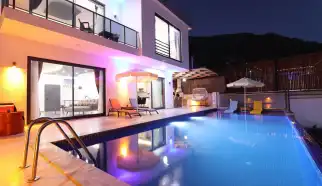 Kalkan Akbel mevkisinde konumlanan deniz manzaralı Kiralık Tatil Villası Villa Heaven, iki yatak odalı olup dört kişi kapasitesine sahip