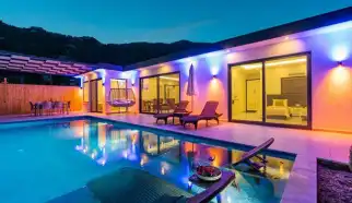 Villa Aperlai ,Kalkan İkizce bölgesinde yer alan 2 yatak odalı 4 kişi kapasiteli, özel havuzlu ve havuzu korunaklı tatil villasıdır