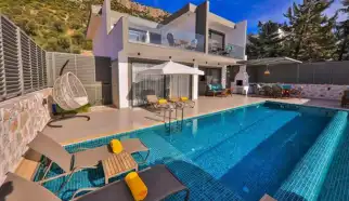 Kalkan Kördere bölgesinde konumlanan iki yatak odalı dört kişilik özel yüzme havuzlu kiralık yeni villamızdır.