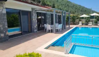 Villa Hayat 2 Fethiye Kayaköy mevkiinde konumlanan iki yatak odalı ve dört kişi konaklama kapasitesine sahip villamız da özel havuz, çocuk havuzu ve jakuzili kiralık villamızdır.
