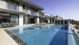 Kalkan Ordu mevkisinde konumlanan çocuk havuzlu Kiralık  Villa Mira üç yatak odalı olup altı kişi kapasitesine sahip
