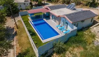 Villa Maram Evi, Kalkan İslamlar Köyü konumlu, havuzu tam korunaklı villamızdır. 