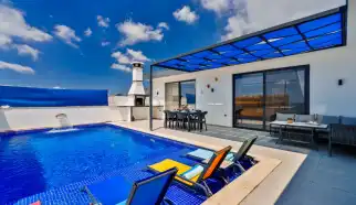 Villa Uğur Kalkan Akbel mevkisinde konumlanan iki yatakodalı dört kişi kapasiteli muhazafakar  tatil villamızdır