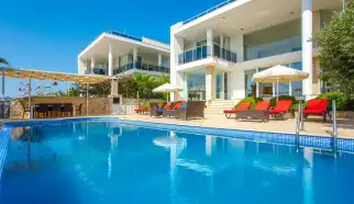 Kalkan Kızıltaş mevkisinde konumlanan Yazlık Kiralık Tatil Villası Yirmi, beş yatak odalı olup on kişi kapasitesine sahip. Muhteşem deniz manzarasına şahitlik eden Villa Yirmi özellikle kalabalık aile ve arkadaş gurupları için ideal bir tercihdir.