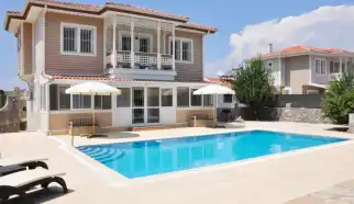 Fethiye’nin Ovacık mevkiinde, doğa ile iç içe bir konumda yer alan bu 5+1 villa, 10 kişilik konaklama kapasitesi ve geniş yaşam alanlarıyla unutulmaz bir tatil deneyimi sunuyor.