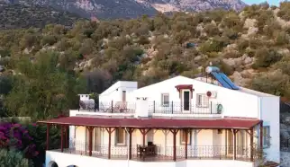 Kaş'ın göz alıcı Kışla mevkiinde yer alan Villa Doğan, büyüleyici deniz manzarasıyla konuklarını adeta büyülüyor.
