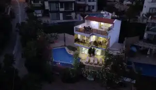 Kalkan Kızıltaş mevkisinde konumlanan muhafazakar, deniz manzaralı Kiralık Tatil Villası Villa Melis üç yatak odalı olup altı kişi kapasitesine sahip