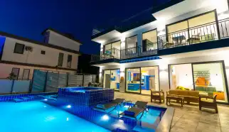 Kalkan Ulugöl mevkisinde bulunan Villa Uranüs 2 yatak odalı 4 kişilik kapasiteye sahip deniz manzaralı kiralık villalarımızdandır