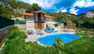 Kalkan İkizce Köyünde konumlanan Muhafazakar Kiralık Balayı Villası Mountain House bir yatak odalı olup iki kişi kapasitesine sahip