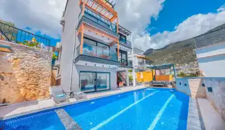 Kalkan Ortaalan bölgesinde yer alan 4 yatak odasına ve 8 kişi konaklama kapasitesine sahip Lüx Kiralik Viila