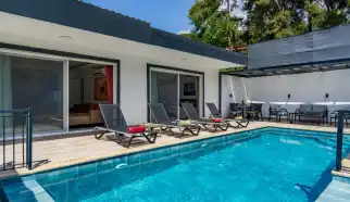 Kalkan/İslamlar mevkiinde konumlandırılmış olan 2 yatak odasıyla 4 kişilik konaklama kapasitesine sahip doğayla iç içe konumlandırılmış tatil villalarımız arasında yer almaktadır.