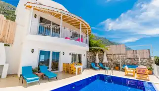 Muhafazakar tatil villamız altı kişilik üç yatak odalı Kalkan'ın Kördere mevkisindedir ve merkeze yakın, deniz manzaralı, havuzu dışarıdan görünmeyen tatil villamızdır.