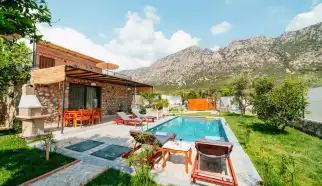 Muğla Fethiye Saklıkent mevkiinde konulanan Villa Eren Fethiye iki yatak odalı dört kişilik muhafazakar  Doğa Manzaralı  Tatil Villasıdır