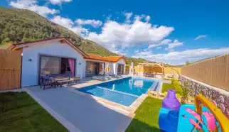 Villa Dessa, Kalkan'ın Hacıoğlan mevkisinde konumlanan iki yatak odalı dört kişilik balayı ve aile için dizayn edilmiş  kiralık yazlık villadır. 