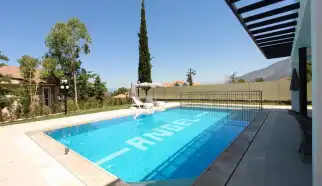Villa Nes 2, Fethiye’nin Ovacık mevkiinde, merkezi konumu ve şık tasarımıyla konuklarına unutulmaz bir tatil deneyimi sunan, 8 kişilik konaklama kapasitesine sahip modern bir villadır.