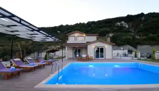 Villa Serenity 1, iki yatak odalıdır ve dört kişinin konaklayabileceği kapasiteye göre dekore edilmiştir. Villamızın süit yatak odasında, jakuzi bulunmaktadır. Balayı çiftlerimiz ve çekirdek ailelerimiz için ideal bir tatil villasıdır. 