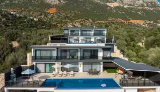 Villa The Moon 1 Kalkan'ın Sarnıçbaşı bölgesinde yer alan 4 yatak odalı ve 8 kişilik konaklama kapasitesine sahip lüks bir tatil villasıdır. 