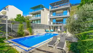 Villa Xanthos, Kalkan’ın en gözde bölgelerinden biri olan Kızıltaş mevkiinde konumlanmış, 8 kişilik konaklama kapasitesi sunan, lüks detaylarla donatılmış özel bir tatil villasıdır.