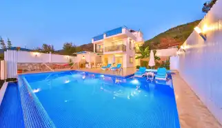 Havuz alanı Korunaklı Muhafazakar Jakuzili Tatil Villası Villa Özge Kalkan'ın Üzümlü Köyünde doğa ile iç içe bir konumda yer alan muhteşem Patara plajı manzaralı, doğa ile iç içe korunaklı bahçeli ve havuzlu muhafazakar tatil villamızdır