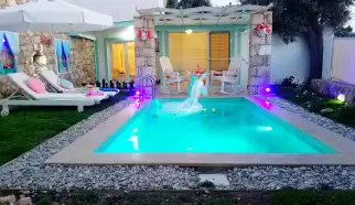 Kalkan Akbel mevkiinde konumlanan muhafazakar, korunaklı havuza sahip,  jakuzili, lüks Kiralık Balayı Villası Villa Pony bir yatak odalı olup iki kişi kapasitesine sahip.