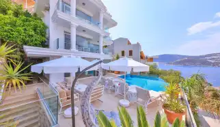 Villa Colossea ,Kalkan Kışla Mevkii’nde yer alan bu villa, hem tatilinizde huzur arayanlar hem de aktivite dolu bir tatil yapmak isteyenler için mükemmel bir seçenek.