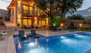 Villa Kayadibi, Dağ evi konseptli Kalkan Ulugol Bölgesi’nde yer alan villamız 2 yatak odalı ve 4 kişilik konaklama kapasitesine sahiptir.