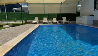 Antalya Kemer mevkisinde konumlanan kiralık tatil villası Villa Çağrı üç yatak odalı olup altı kişi kapasite sahip Villamızdır