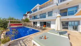 Kalkan Akbel mevkisinde konumlanan Deniz Manzaralı Lüks Kiralık Tatil Villası Kaputaş altı yatak odalı olup oniki kişi kapasitesine sahip