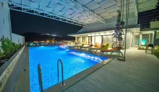 Kalkan Akbel mevkisinde konumlanan kiralık tatil Villası Villa Alis üç yatak odalı olup altı kişi kapasite sahip