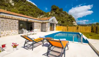 Villa Serenity 2, Kalkan Sarıbelen konumunda bulunan doğa içinde. Taş mimarisi, bir yatak odası iki kişi ile baş başa tatile ya da balayına çıkmak isteyen çiftlerimiz için özel olarak yapılmıştır.