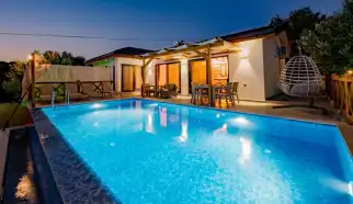 Muğla/Seydikemer/ Karadere bölgesinde konumlanan yer iki yatak odalı dört kişi kapasiteli tatil villasıdır.Villamız özel havuzlu ve havuzu korunaklıdır.