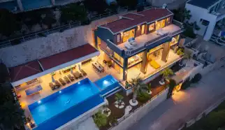 Kalkan Ortaalan mevkiinde konumlanan Dış Havuz Isıtmalı, Deniz Manzaralı, Jakuzili Lüks Tasarım Villa Kayra altı yatak odalı 