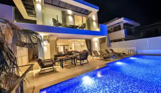 Villa Zya, Antalya Kaş Kalkan bölgesinin Kışla mevkiinde yer almaktadır. Villamız 4 yatak odalı olup 8 kişilik konaklama kapasitesine sahiptir. 