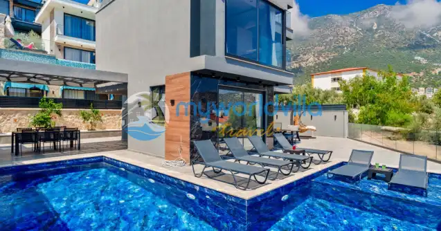 Akdeniz’in büyüleyici deniz manzarasına hakim, modern mimarisi ve lüks detaylarıyla öne çıkan Villa Elite Escape, Kalkan Ortaalan’ın en seçkin konumlarından birinde yer almaktadır.