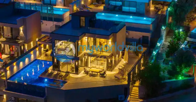 Akdeniz’in büyüleyici deniz manzarasına hakim, modern mimarisi ve lüks detaylarıyla öne çıkan Villa Elite Escape, Kalkan Ortaalan’ın en seçkin konumlarından birinde yer almaktadır.