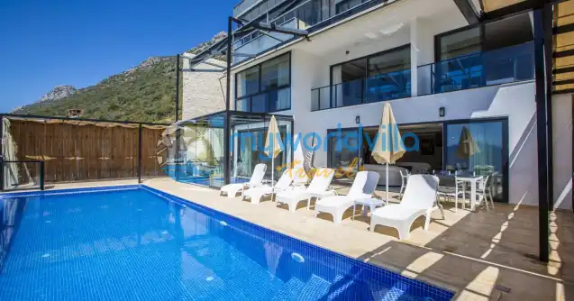 Villa Posthane,Oldukça güzel deniz manzarasına sahip olan villamız 4 yatak odası ile 9 kişiye kadar konaklama kapasitesi sunar. 