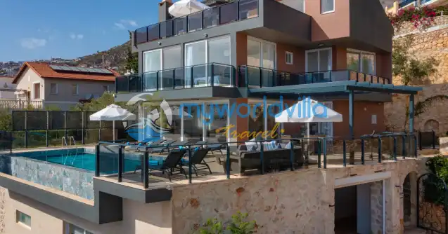 Kalkan Kızıltaş mevkisinde konumlanan Deniz Manzaralı Ultra Lüks Kiralık Villa Waratah beş yatak odalı olup on kişi kapasitesine sahip
