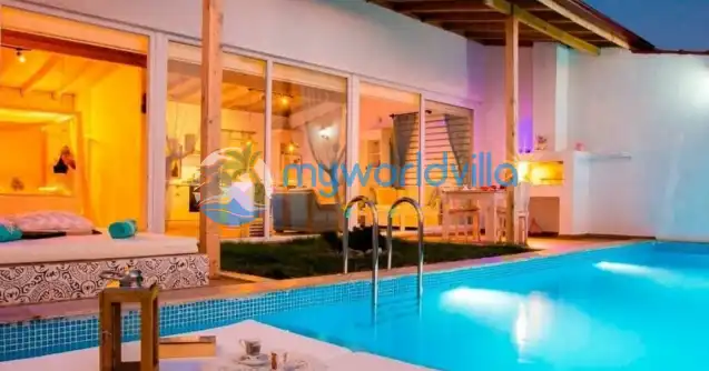 Kalkan Akbel mevkisinde konumlanan Muhafazakar, Jakuzili, Kiralık Balayı Villası Viola bir yatak odalı olup iki kişi kapasitesine sahip