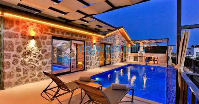 Antalya Kaş Kalkan Akbel konumunda yer alan iki kişi kapasiteli balayı ve tatil villasıdır.Havuzu muhazafakar olan villamız kısmi  deniz manzarası bulunmaktadır.