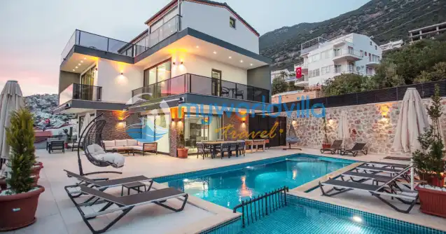 Villa Cassa; Kalkan Kızıltaş bölgesinde yer alan deniz manzaralı 8 kişilik tatil villamızdır. Oldukça lüks dizayn edilen villamızda langırt, masa tenisi, hamam,sauna ve fitness salanu gibi özellikleriyle tatilinizi ayrıcaklı bir tatil fırsatı sunmaktadır.