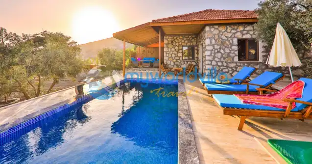 Antalya Kaş Kalkan Patara mevkiinde konumlanan Villa Patara Adonis 2, . bir yatak odalı iki kişilik muhafazakar Bir Villadır . Balayı çiftlerimiz için oldukça ideal bir seçim olmaktadır. Göz kamaştıran doğa ve deniz manzarasına sahiptir. Bahçenizde günbatımını deniz manzarası eşliğinde izleyebilir, eşsiz bir tatil fırsatı yakalayabilirsiniz.