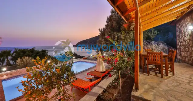 Antalya Kaş Kalkan Patara mevkiinde konumlanan Villa Patara Adonis 1. bir yatak odalı iki kişilik muhafazakar Bir Villadır .Balayı çiftlerimiz için oldukça ideal bir seçim olmaktadır. Göz kamaştıran doğa ve deniz manzarasına sahiptir. Bahçeinizde günbatımını deniz manzarası eşliğinde izleyebilir, eşsiz bir tatil fırsatı yakalayabilirsiniz.