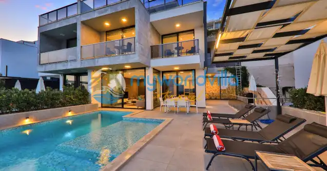 Villa Skylight Kalkan'ın muhteşem manzarasını ayaklarınızın altına seren villamız 3 yatak odalı, 6 kişi konaklama kapasitelidir. İkiz villa olan Villa Skylight 'ın kendisine ait özel yüzme havuzu bulunmaktadır.