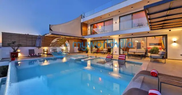 Kalkan’ın Kördere mevkisinde bulunan Villa Rosso, 4 yatak odası ve 8 kişi konaklama kapasitesine sahip deniz ve doğa manzaralı lüks bir kiralık villadır.