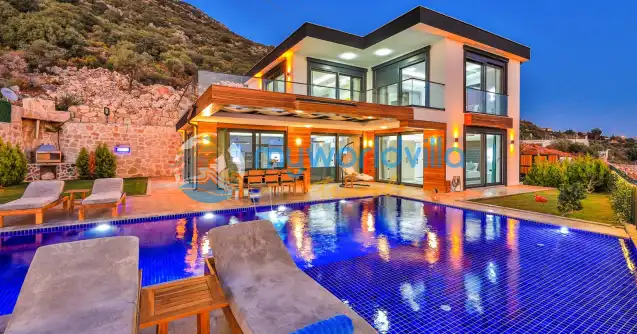 Kaş’ın Gökseki mevkiinde konumlanan deniz manzaralı lüks kiralık villamız Villa Sea Garden modern ve şirin yapısı ile sizlere muhteşem bir tatil imkanı sunuyor. üç adet yatak odası altı kişi konaklama kapasiteli olup balayı çiftleri ve çekirdek aileler için oldukça uygundur.